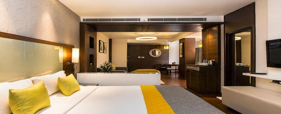 Hotel The The Grand Magrath Bangalore Bagian luar foto